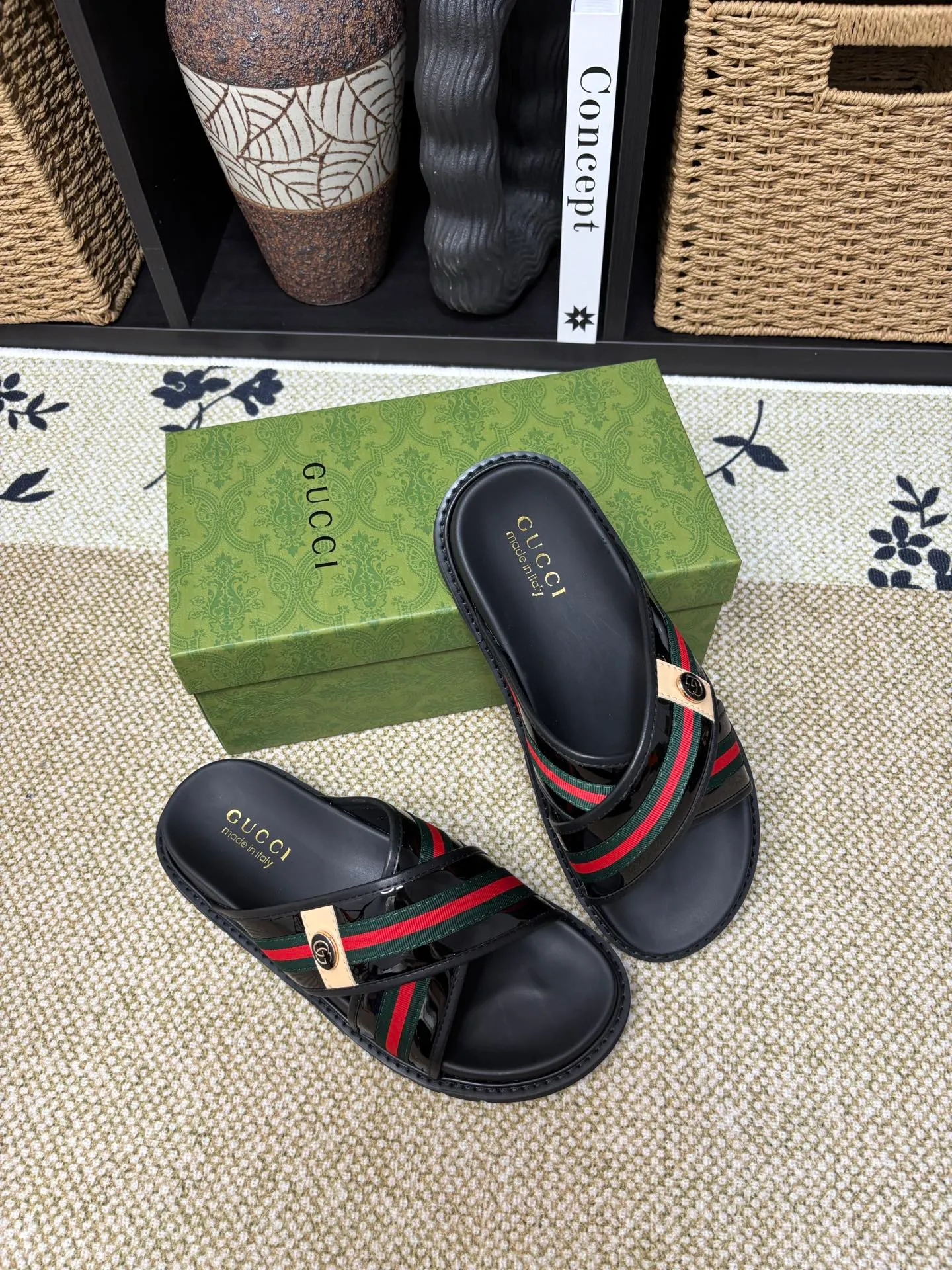 Factory 💰 300 yuan Gucci slippers] high-end men's shoes brand official website 1:1 latest masterpiece: original mold customization, the fabric is made of imported original materials, upgraded outsole, lighter and non-slip. The market's top quality, simple yet tasteful, a must-have for fashionistas, fashionable at your feet, full of confidence, the same style at the counter 👍The season of summer slippers is here. Code: 38-45 (45 customized)